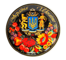 A wooden magnet "Plate" with the depiction of the coat of arms of Ukraine, painted in the Petrykivka