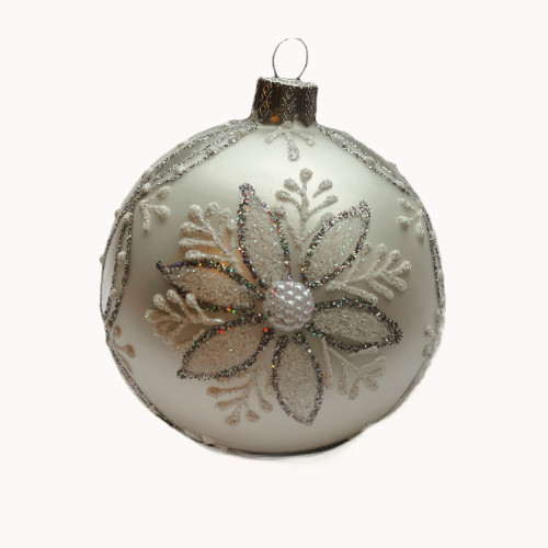 Куля скляна, срібна, з білим зображенням сніжинки, оздоблена перлинами, ручна робота, 8 см