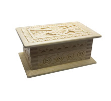 A carved handmade wooden casket with a traditional Ukrainian tracery, 4x5,5 inches