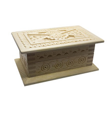 A carved handmade wooden casket with a traditional Ukrainian tracery, 4x5,5 inches