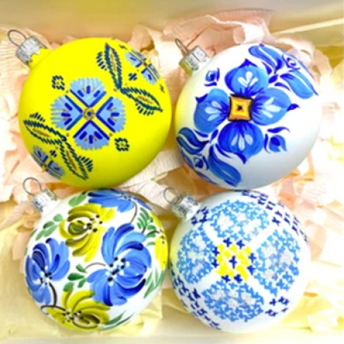 Набір скляних ялинкових куль 4 шт., розписані вручну традиційними українськими орнаментами, виконані в синьо- жовтих кольорах, 8 см